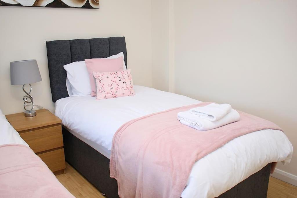 Contractor'S Haven- 4-Bedroom House With Free Parking, Super Fast Wifi, Fran Properties In Aylesbury, Pets Are Welcome! Aylesbury  Exterior foto