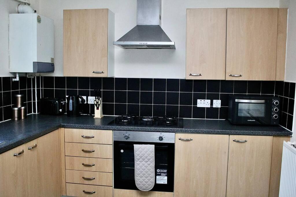 Contractor'S Haven- 4-Bedroom House With Free Parking, Super Fast Wifi, Fran Properties In Aylesbury, Pets Are Welcome! Aylesbury  Exterior foto