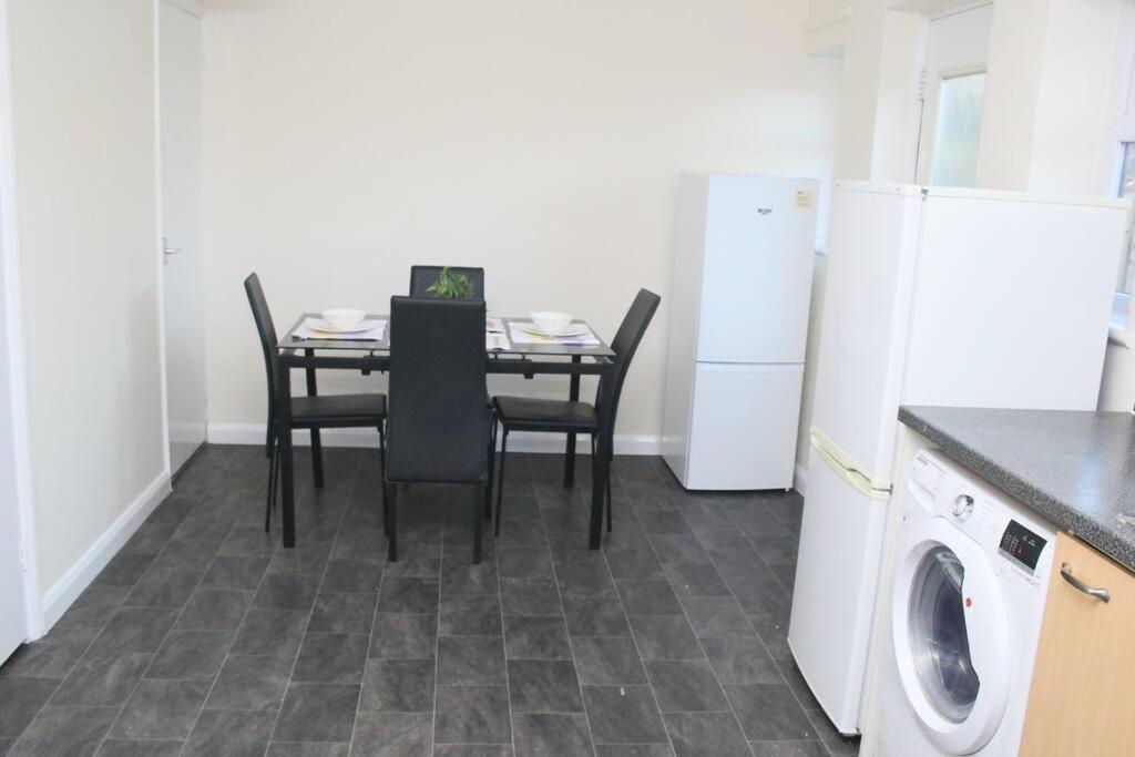 Contractor'S Haven- 4-Bedroom House With Free Parking, Super Fast Wifi, Fran Properties In Aylesbury, Pets Are Welcome! Aylesbury  Exterior foto