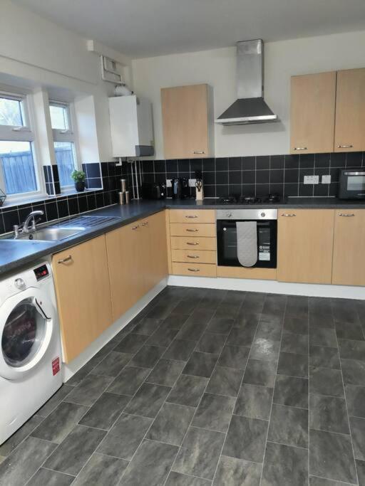 Contractor'S Haven- 4-Bedroom House With Free Parking, Super Fast Wifi, Fran Properties In Aylesbury, Pets Are Welcome! Aylesbury  Exterior foto